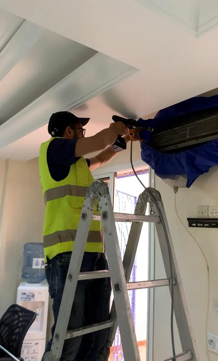 Entretien d’un climatiseur à Marrakech par un technicien CADEL Global Solutions