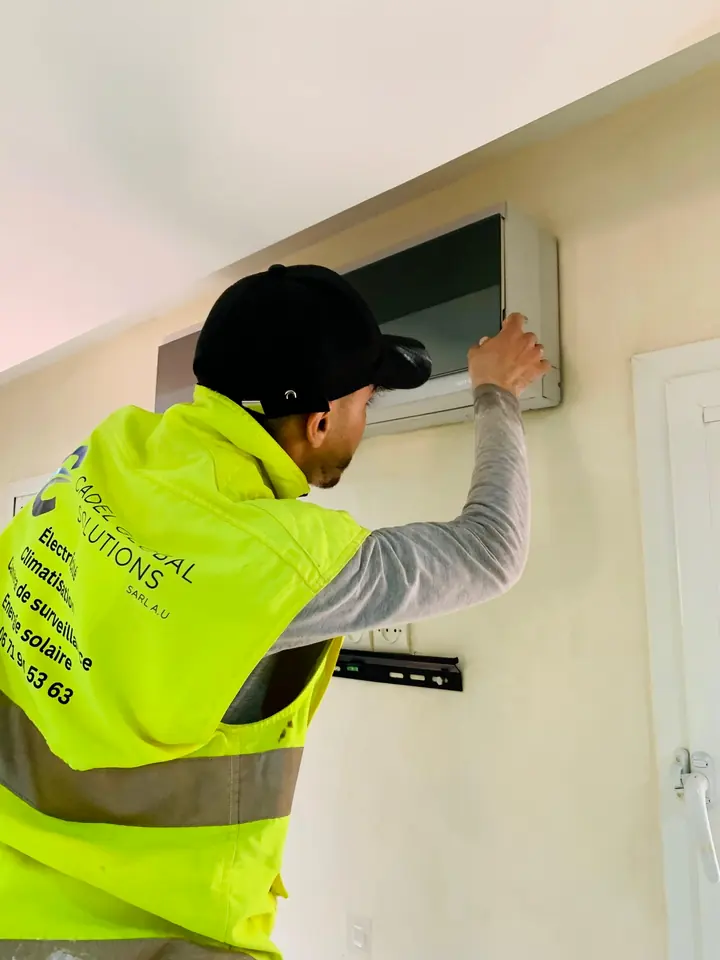 Installation d’un climatiseur split à Marrakech par un technicien CADEL Solutions