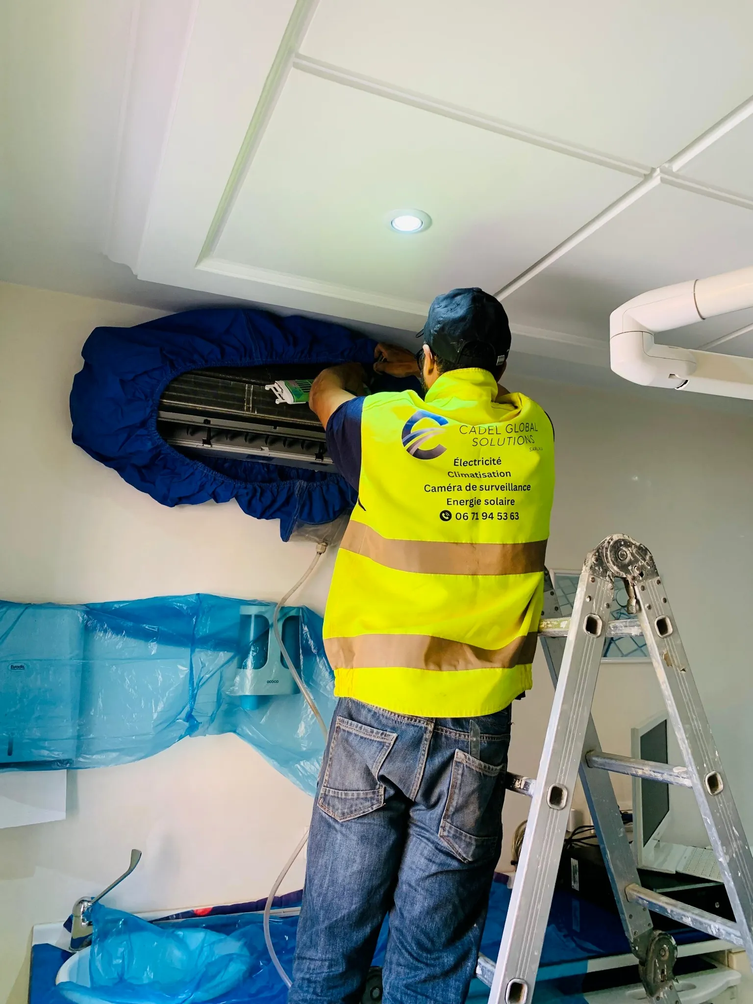 Nettoyage professionnel d’un climatiseur dans un hôtel ou riad à Marrakech