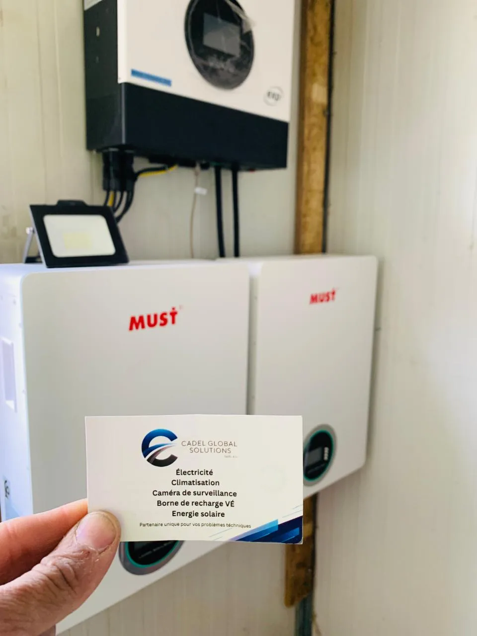 Technicien CADEL Global Solutions réalisant un diagnostic d'une installation électrique à Marrakech