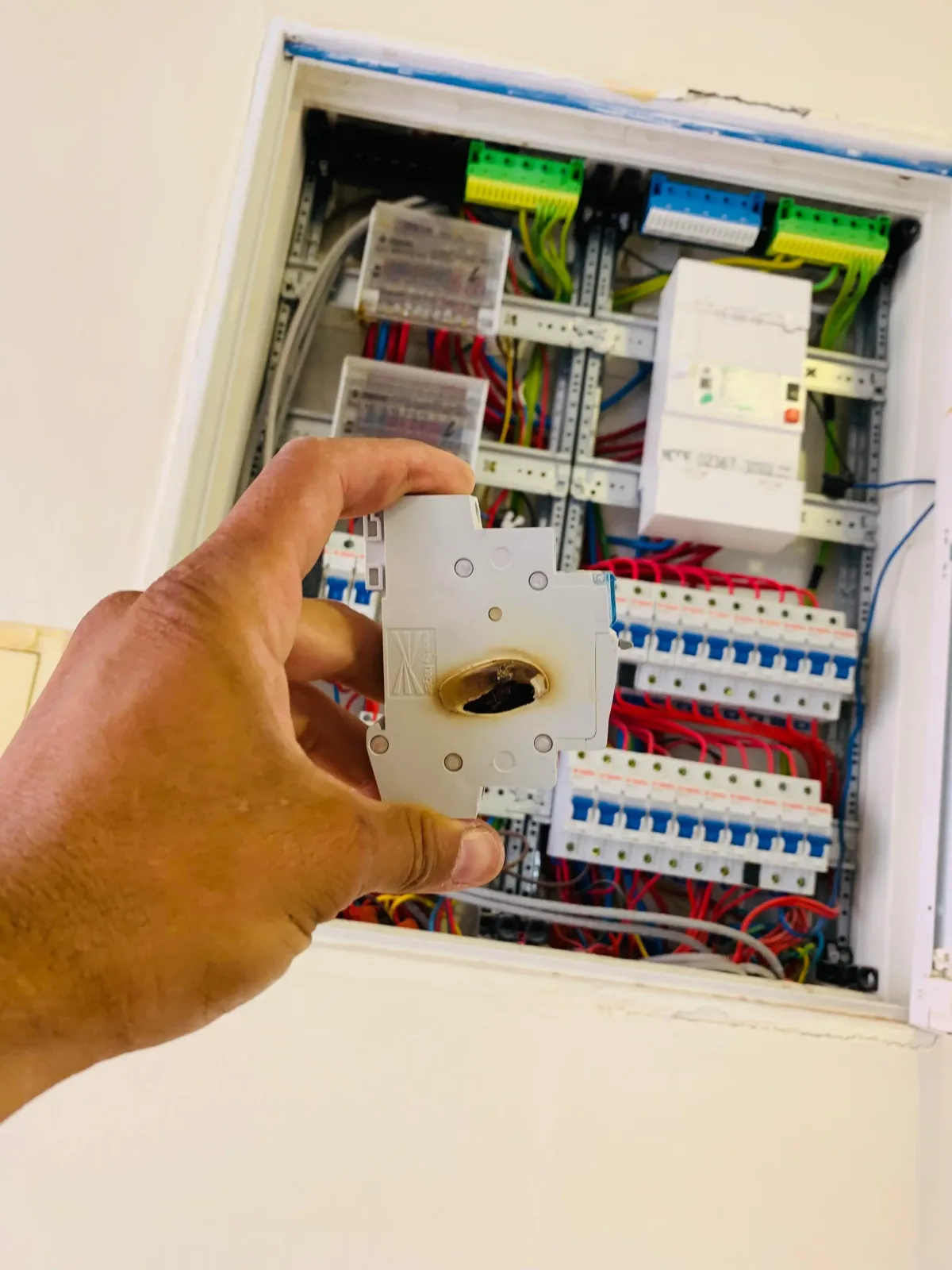 Technicien effectuant une maintenance préventive électrique à Marrakech dans un tableau professionnel