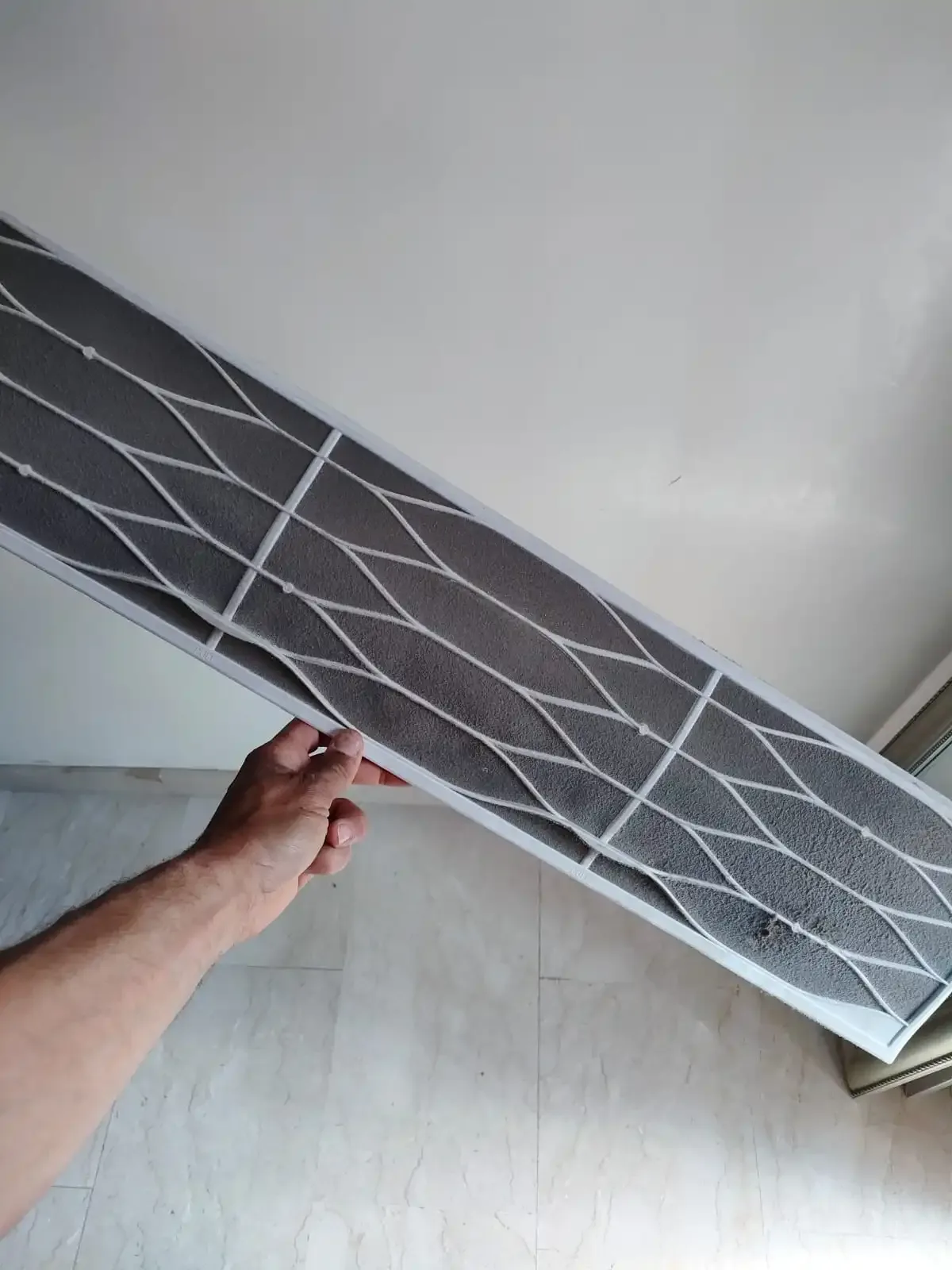 Technicien CADEL effectuant le nettoyage des filtres d'un climatiseur à Marrakech