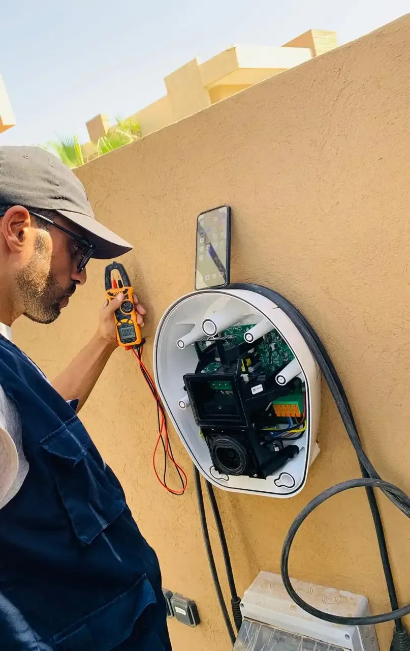 Technicien borne de recharge Marrakech effectuant la maintenance d'une borne wallbox